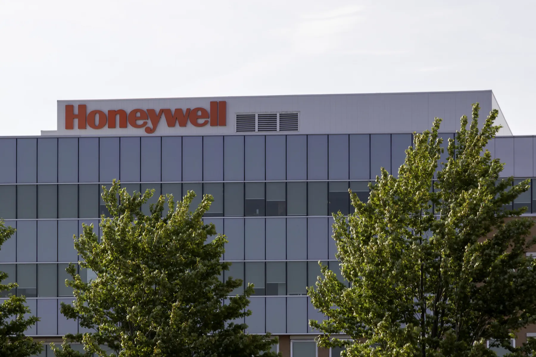 Edificio corporativo con el nombre Honeywell